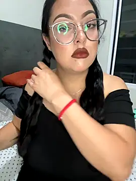 Snapshot of MileyGia chatting on 09-09-25, 02:33 MileyGia online show from 09-09-25, 02:33