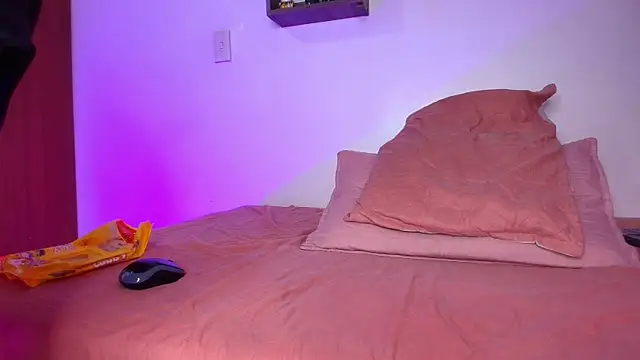 Snapshot of lorrayne_ chatting on 03-18-25, 06:04 lorrayne  online show from 03-18-25, 06:04