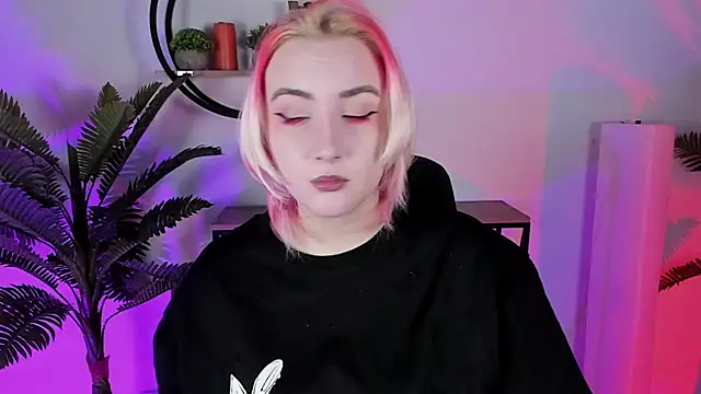 Snapshot of AsheLucker chatting on 02-16-25, 05:15 AsheLucker online show from 02-16-25, 05:15