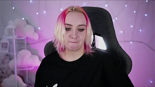 Snapshot of AsheLucker chatting on 02-21-25, 08:51 AsheLucker online show from 02-21-25, 08:51