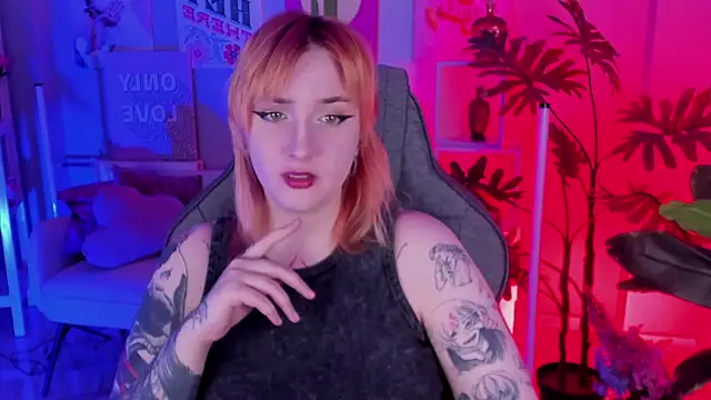 Snapshot of AsheLucker chatting on 09-23-25, 02:36 AsheLucker online show from 09-23-25, 02:36