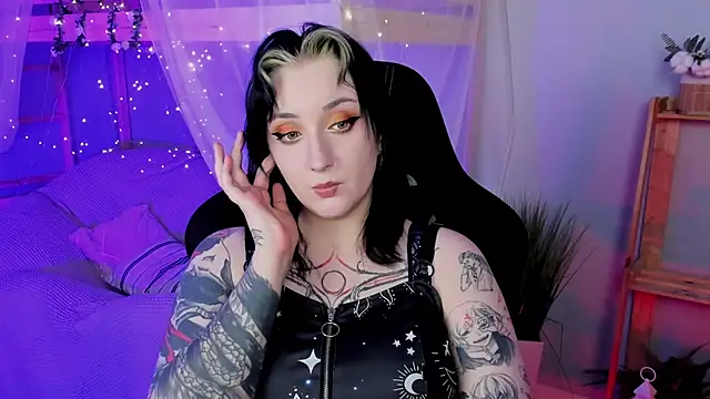 Snapshot of AsheLucker chatting on 10-17-25, 11:07 AsheLucker online show from 10-17-25, 11:07