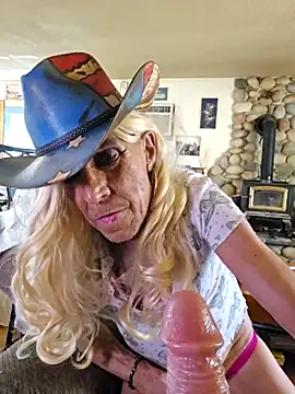 Snapshot of CROSSCOUNTRY1 chatting on 03-04-25, 03:22 CROSSCOUNTRY1 online show from 03-04-25, 03:22