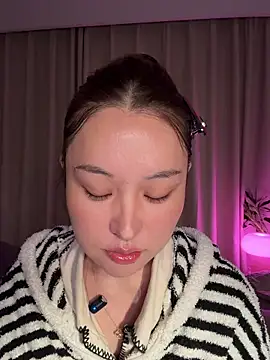 Snapshot of sphynx-_- chatting on 11-27-25, 03:03 sphynx- - online show from 11-27-25, 03:03