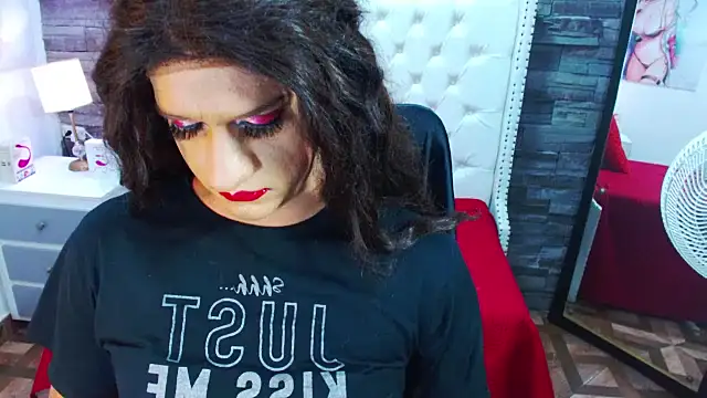 Snapshot of TRINY_TS chatting on 03-15-25, 02:55 TRINY TS online show from 03-15-25, 02:55