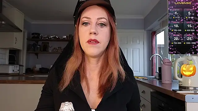 Snapshot of stripmequick chatting on 10-31-25, 11:00 stripmequick online show from 10-31-25, 11:00