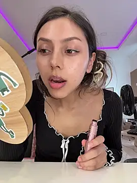 Snapshot of Sensualtease chatting on 11-21-25, 08:51 Sensualtease online show from 11-21-25, 08:51