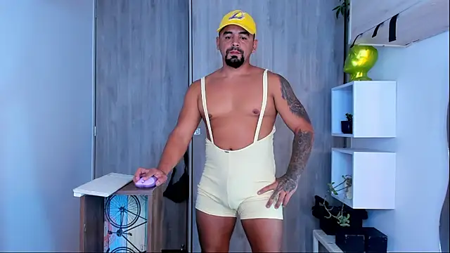 Snapshot of Ricardo_1998 chatting on 02-10-25, 12:41 Ricardo 1998 online show from 02-10-25, 12:41