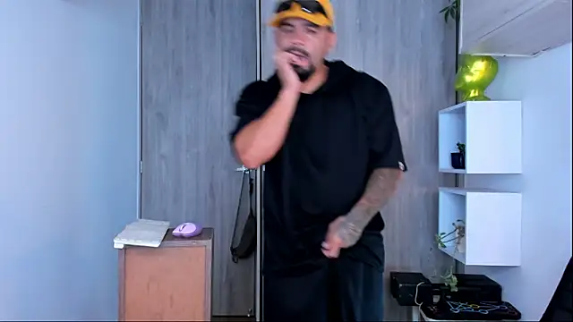 Snapshot of Ricardo_1998 chatting on 02-13-25, 01:08 Ricardo 1998 online show from 02-13-25, 01:08