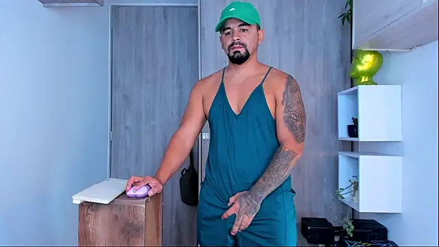 Snapshot of Ricardo_1998 chatting on 02-14-25, 02:28 Ricardo 1998 online show from 02-14-25, 02:28