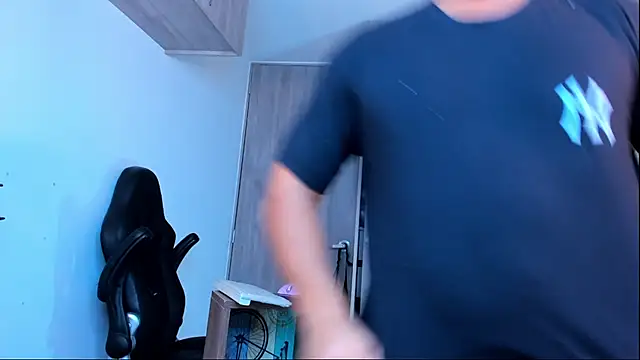 Snapshot of Ricardo_1998 chatting on 02-24-25, 02:30 Ricardo 1998 online show from 02-24-25, 02:30