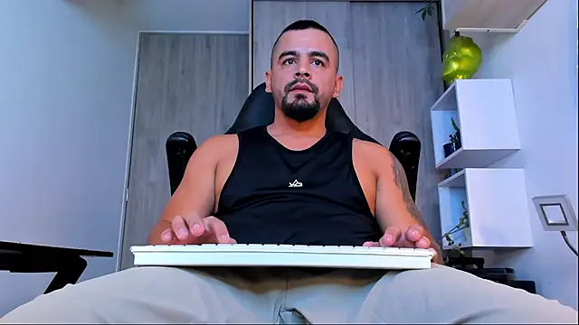 Snapshot of Ricardo_1998 chatting on 03-04-25, 01:12 Ricardo 1998 online show from 03-04-25, 01:12