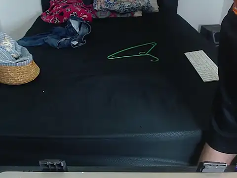 jeancarloscum12 online show from 12-17-25, 08:04