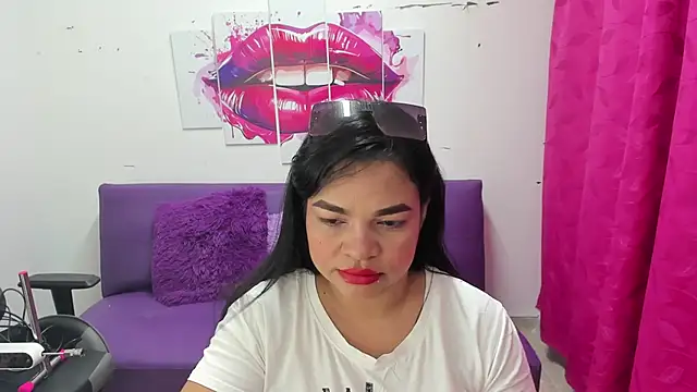 Snapshot of Cloe_35 chatting on 02-18-25, 03:32 Cloe 35 online show from 02-18-25, 03:32