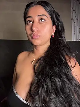 Snapshot of Valentinne_z chatting on 05-03-26, 07:58 Valentinne z online show from 05-03-26, 07:58