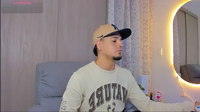 Snapshot of alejandro_calderon1 chatting on 11-13-25, 04:00 alejandro calderon1 online show from 11-13-25, 04:00