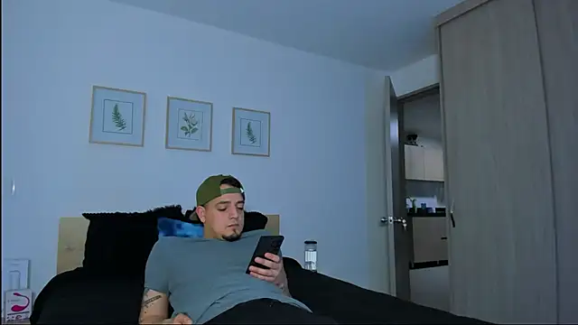 Snapshot of alejandro_calderon1 chatting on 12-14-25, 01:22 alejandro calderon1 online show from 12-14-25, 01:22