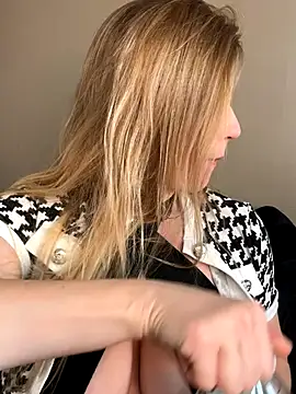 Snapshot of FoxyFrenchy chatting on 10-17-25, 10:18 FoxyFrenchy online show from 10-17-25, 10:18