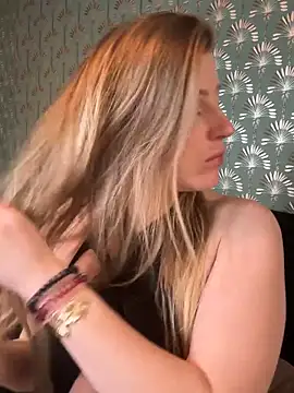 Snapshot of FoxyFrenchy chatting on 11-30-25, 07:18 FoxyFrenchy online show from 11-30-25, 07:18