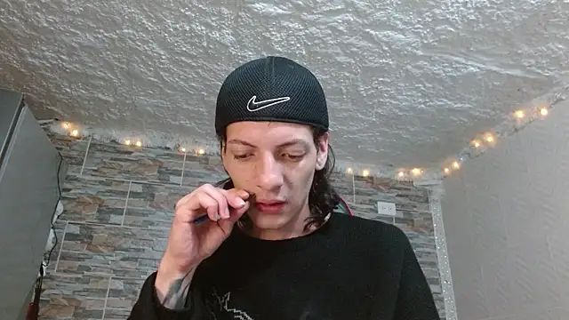 Snapshot of omar_alurba chatting on 12-18-25, 10:38 omar alurba online show from 12-18-25, 10:38