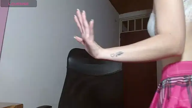 Snapshot of emily_littesweet chatting on 10-17-25, 10:01 emily littesweet online show from 10-17-25, 10:01