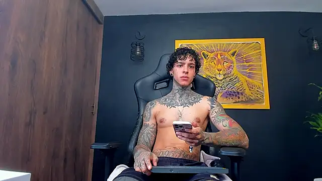 Snapshot of Aron_ford chatting on 02-03-25, 01:40 Aron ford online show from 02-03-25, 01:40