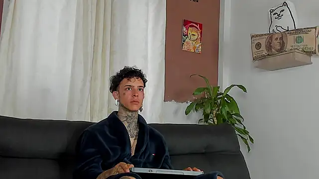 Snapshot of Aron_ford chatting on 10-23-25, 12:04 Aron ford online show from 10-23-25, 12:04