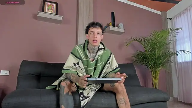 Snapshot of Aron_ford chatting on 11-22-25, 12:48 Aron ford online show from 11-22-25, 12:48