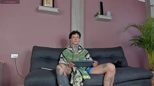 Snapshot of Aron_ford chatting on 11-23-25, 05:13 Aron ford online show from 11-23-25, 05:13