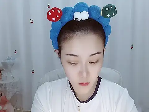 Snapshot of Angel-C chatting on 10-30-25, 01:29 Angel-C online show from 10-30-25, 01:29