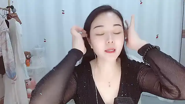 Snapshot of Angel-C chatting on 11-06-25, 01:17 Angel-C online show from 11-06-25, 01:17