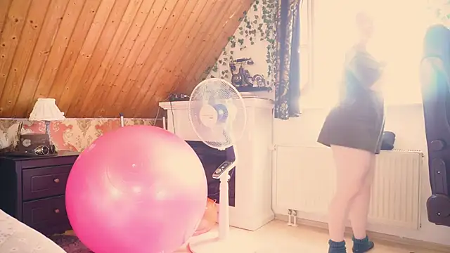 Snapshot of TessaWinter chatting on 09-15-25, 02:39 TessaWinter online show from 09-15-25, 02:39