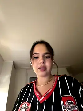 Snapshot of TheCinderella chatting on 10-10-25, 11:04 TheCinderella online show from 10-10-25, 11:04