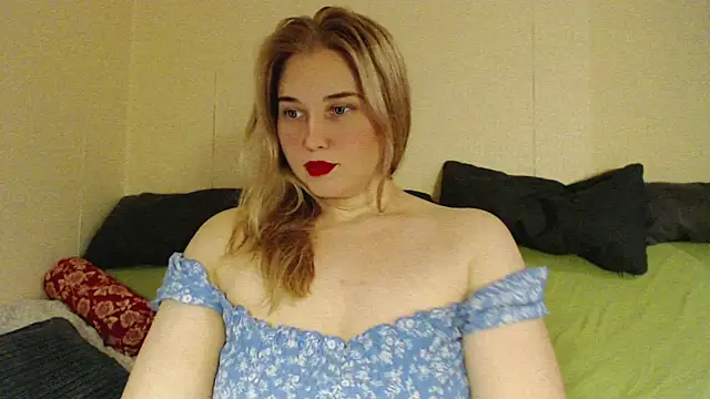 Snapshot of mmmPinUpGirl chatting on 10-27-25, 05:39 mmmPinUpGirl online show from 10-27-25, 05:39