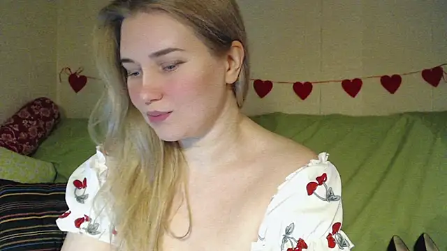 Snapshot of mmmPinUpGirl chatting on 02-15-26, 11:30 mmmPinUpGirl online show from 02-15-26, 11:30