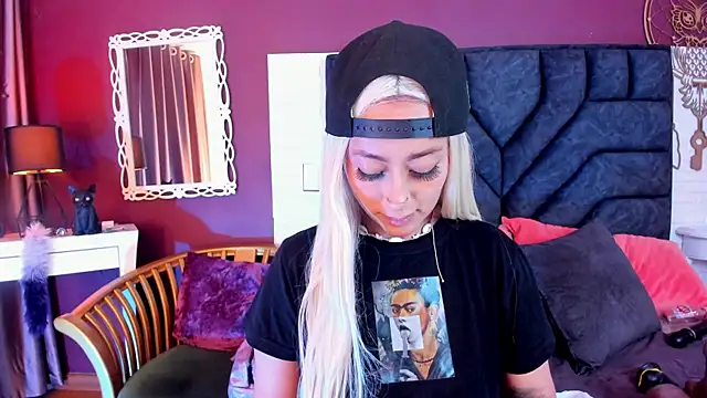 Mia-Bloom online show from 02-21-25, 07:12