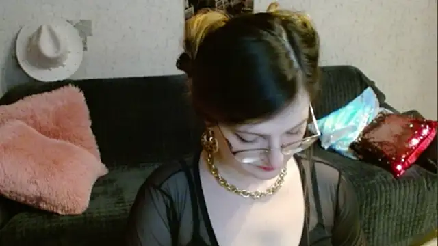 Snapshot of Arielsssplash chatting on 12-17-25, 02:45 Arielsssplash online show from 12-17-25, 02:45