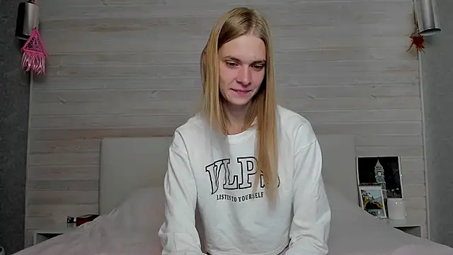 molly hunt  online show from 10-22-25, 04:02