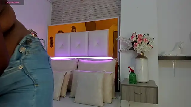 Snapshot of ShaniaBrownn chatting on 03-13-25, 07:50 ShaniaBrownn online show from 03-13-25, 07:50