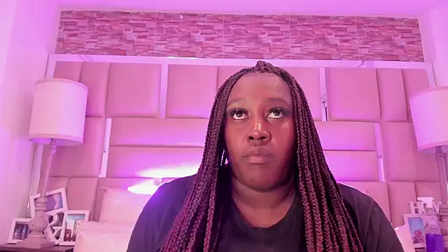 ShaniaBrownn online show from 05-13-26, 07:33