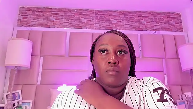 ShaniaBrownn online show from 05-15-26, 07:43