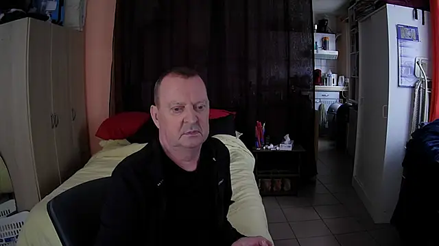 Snapshot of passifsoumis1963 chatting on 11-14-25, 10:25 passifsoumis1963 online show from 11-14-25, 10:25