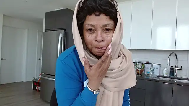 MSweetLindaParks online show from 04-23-26, 06:10