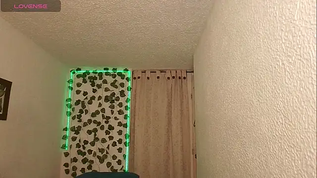 Snapshot of SexDiffrent chatting on 12-17-25, 02:23 SexDiffrent online show from 12-17-25, 02:23