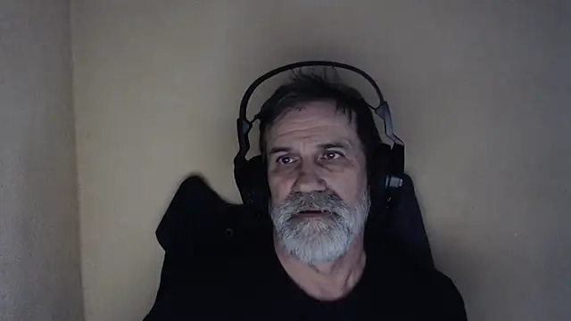 Snapshot of AlexNudo chatting on 10-14-25, 01:23 AlexNudo online show from 10-14-25, 01:23