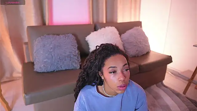 Snapshot of Valeriestyle chatting on 11-13-25, 04:00 Valeriestyle online show from 11-13-25, 04:00