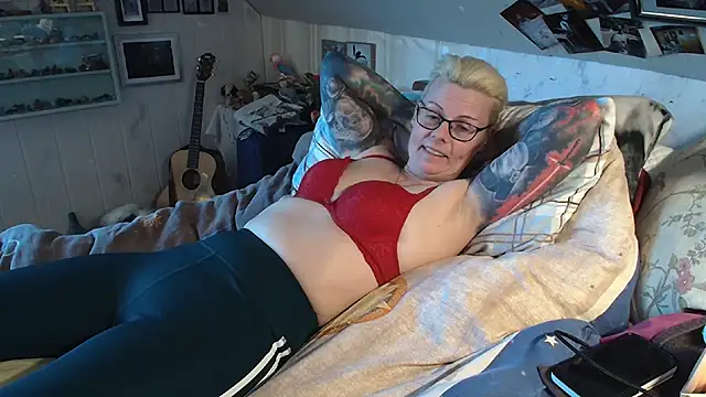 MaryG online show from 02-08-25, 02:49