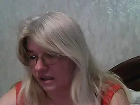 Snapshot of Diana_49 chatting on 02-19-25, 08:33 Diana 49 online show from 02-19-25, 08:33