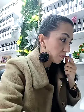 Snapshot of LunaZambrano chatting on 02-15-25, 06:44 LunaZambrano online show from 02-15-25, 06:44