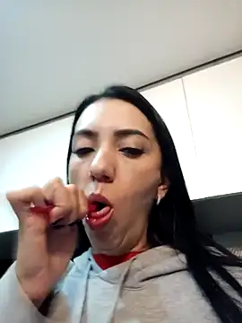 Snapshot of LunaZambrano chatting on 02-25-25, 01:50 LunaZambrano online show from 02-25-25, 01:50